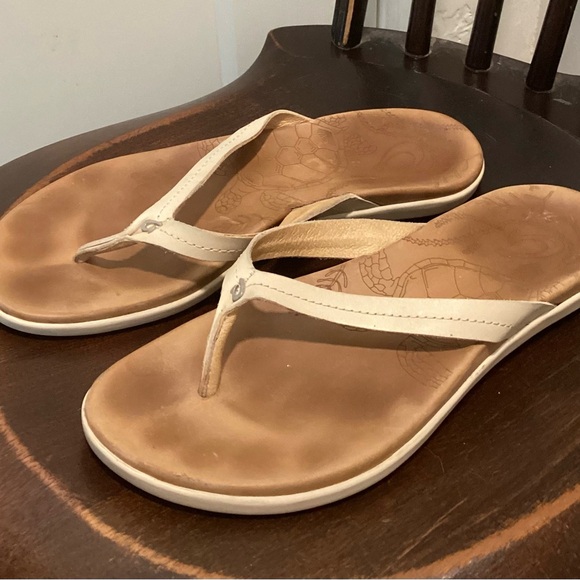 Olukai HONU - Women's Leather White Sandal Flip flops Size 8 - Picture 1 of 7